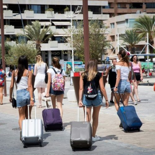 Οι Βρετανοί τουρίστες πλήττονται με «ΝΕΟ ΤΟΥΡΙΣΤΙΚΟ ΦΟΡΟ» στην Ισπανία