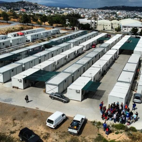 Αρκαλοχώρι: 500 άνθρωποι σε κοντέινερ — η πολιτεία ακόμη αργεί να δράσει