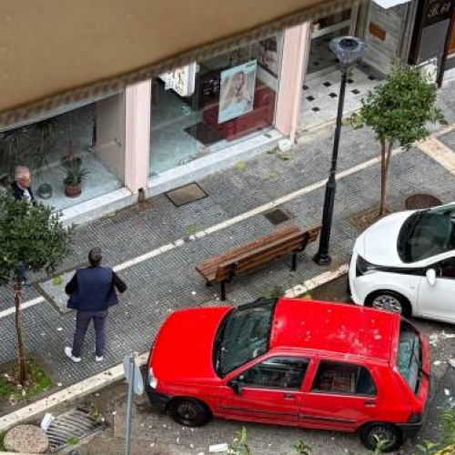 Λίγα δευτερόλεπτα μακριά από τραγωδία στην Αλεξανδρούπολη – Πτώση στηθαίου σε κεντρικό δρόμο