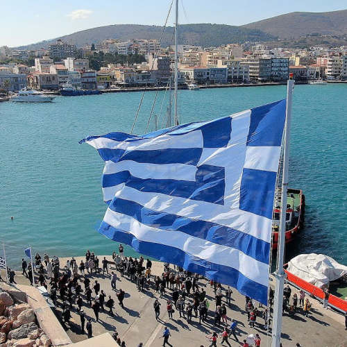 Τιμή και δέος στο λιμάνι της Χίου: Ελληνική σημαία 150 τ.μ. κυματίζει περήφανα – Δείτε βίντεο και φώτο!
