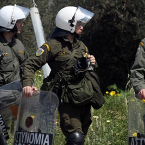 «Μη βαράτε!» Γκάφα των ΜΑΤ, χτύπησαν συνάδελφο τους νομίζοντας ότι ήταν διαδηλωτής. Δείτε βίντεο!