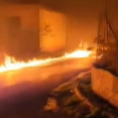 Πύρινη κόλαση στο Διδυμότειχο: Διαρροή πετρελαίου μετατρέπει αποθήκη σε φλεγόμενο «ποτάμι»