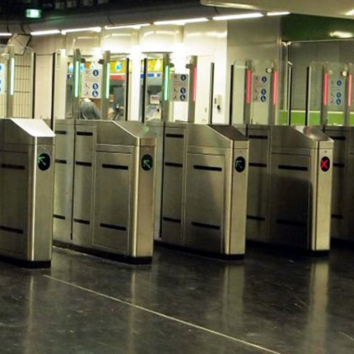 Τέλος στα «διπλοπεράσματα» στο Μετρό: Νέο σύστημα με κάμερες και Τεχνητή Νοημοσύνη για την πάταξη της εισιτηριοδιαφυγής
