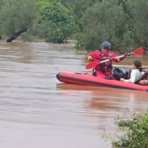 Σε απόγνωση οικογένεια στο Γύθειο: Απεγκλωβισμός με βάρκα λόγω της κακοκαιρίας Byron