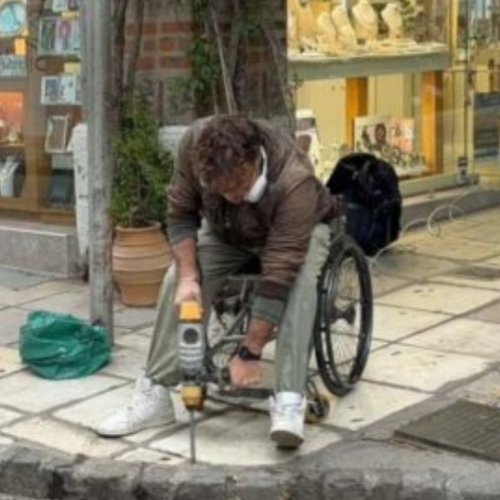 Απίστευτο στη Θεσσαλονίκη: Πολίτης με αναπηρία αναγκάστηκε να φτιάξει ο ίδιος ράμπα