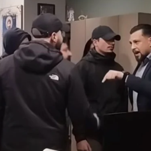 Ένταση στο Δημαρχείο Ηλιούπολης: Μέλη του Ρουβίκωνα εισέβαλαν στο γραφείο του Δημάρχου