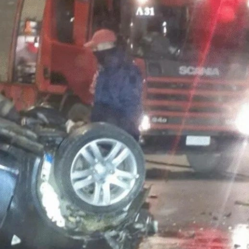 Τραγωδία στο Μαρκόπουλο: Αυτοκίνητο καρφώθηκε σε τσιμεντένια μάντρα – Νεκρός ο οδηγός