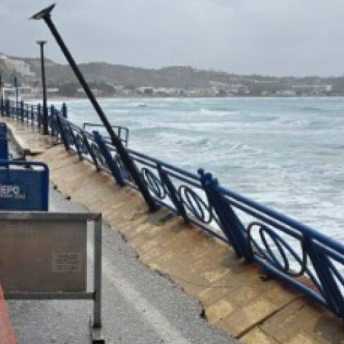 Σοβαρά προβλήματα από την κακοκαιρία στην Κω – Κατέρρευσαν κολώνες φωτισμού και αποκολλήθηκε τμήμα τοιχίου