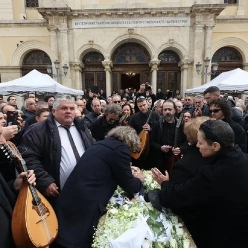 Η Κρήτη είπε “αντίο” στον μεγάλο λαουτιέρη Γιάννη Ξυλούρη αδελφό του Νίκου Ξυλούρη
