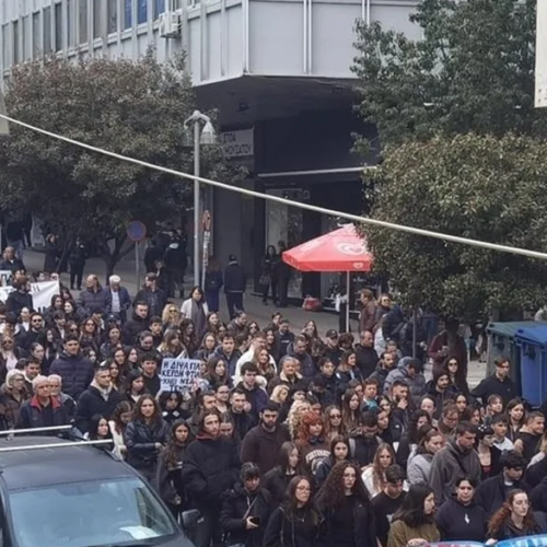 Λαμία: «Δεν ξεχνάμε, δεν συγχωρούμε» Μεγάλη συγκέντρωση και πορεία για τα τρία χρόνια από την τραγωδία στα Τέμπη