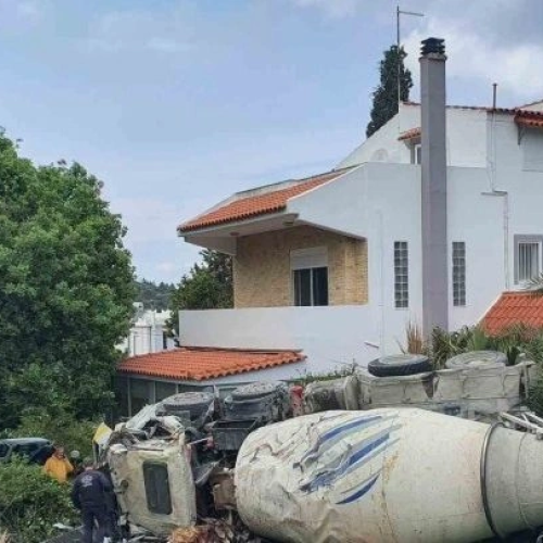 «Έχασα τα φρένα»: Η συγκλονιστική μαρτυρία του οδηγού της μπετονιέρας που έπεσε σε αυλή στη Ρόδο