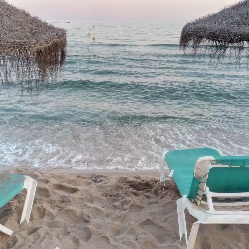 Χαλκιδική… όπως Μύκονος: Beach bars με «τιμές πίστας» και ξαπλώστρες 120 ευρώ το άτομο!