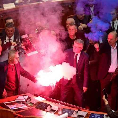Σκηνές χάους στο Αλβανικό κοινοβούλιο