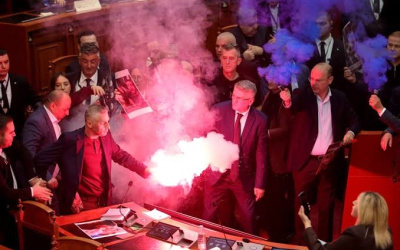 Σκηνές χάους στο Αλβανικό κοινοβούλιο