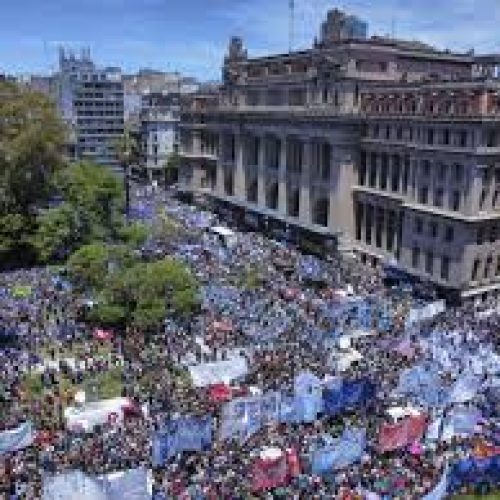 Μαζικές διαδηλώσεις στην Αργεντινή για το εργασιακό νομοσχέδιο Μιλέι – Στο στόχαστρο το 12ωρο