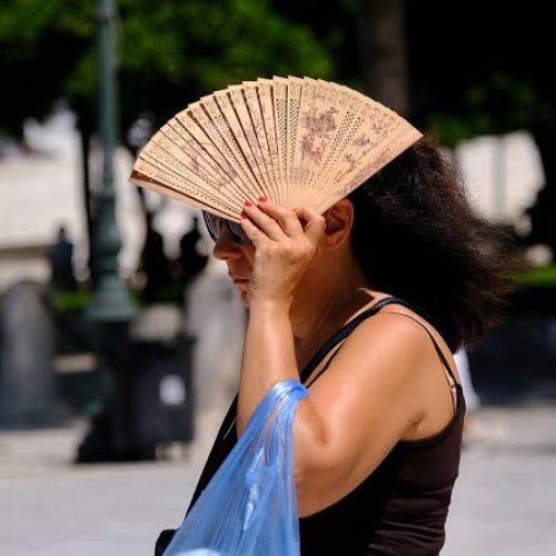 Καιρός: Εως 36°C σήμερα, εξασθενούν τα μελτέμια