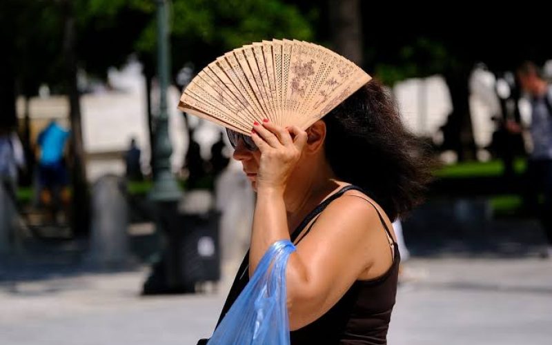 Καιρός: Εως 36°C σήμερα, εξασθενούν τα μελτέμια