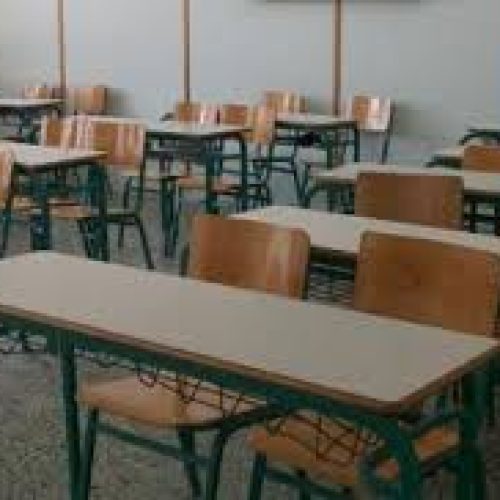 ΓΟΝΕΑΣ ΚΑΛΕΣΕ ΤΗΝ ΑΣΤΥΝΟΜΙΑ ΚΑΙ ΣΥΝΕΛΑΒΑΝ ΔΙΕΥΘΥΝΤΡΙΑ ΚΑΙ ΥΠΟΔΙΕΥΘΥΝΤΡΙΑ ΜΠΡΟΣΤΑ ΣΤΟΥΣ ΜΑΘΗΤΕΣ ΜΕΤΑ ΑΠΟ ΜΕΤΑΞΥ ΤΟΥΣ ΛΕΚΤΙΚΟ ΕΠΕΙΣΟΔΙΟ