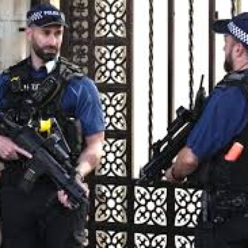 Σοβαρό κενό ασφαλείας στο Λονδίνο: Αστυνομικοί ξέχασαν σακίδιο με όπλα έξω από το σπίτι του Δημάρχου