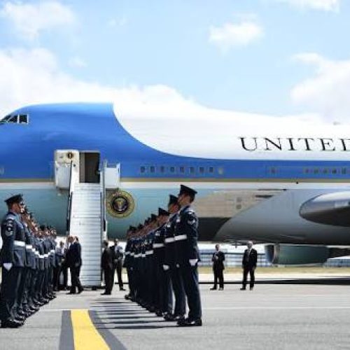 ΔΕΙΤΕ ΠΩΣ ΕΙΝΑΙ ΕΣΩΤΕΡΙΚΑ ΤΟ “ΤΡΑΜΠΙΚΟ” AIR FORCE ONE (ΒΙΝΤΕΟ)