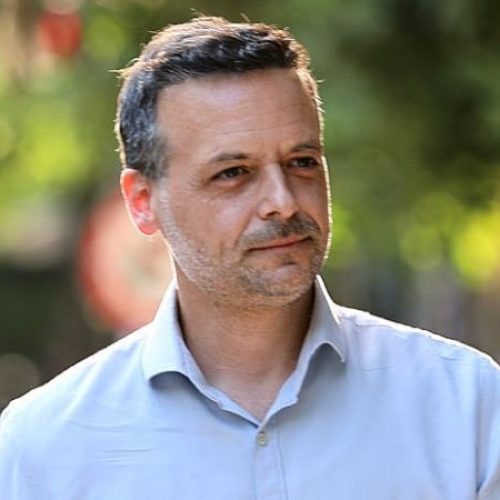«Μπάχαλο» στο Δημοτικό Συμβούλιο: Εισβολή Αναρχικών για τα Προσφυγικά – Στο Στόχαστρο ο Χάρης Δούκας