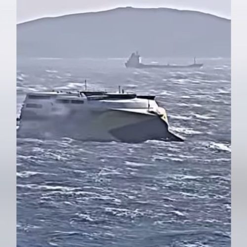 Μάχη με τα κύματα ανοιχτά της Τήνου – Πλοίο «σχίζει» τη θάλασσα στα 9 μποφόρ