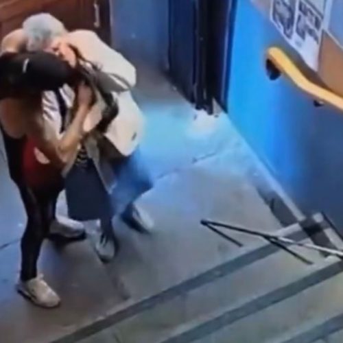 Βίντεο-σοκ: Βορειοαφρικανός παραλίγο να πνίξει 70χρονη για να της αρπάξει τον χρυσό σταυρό