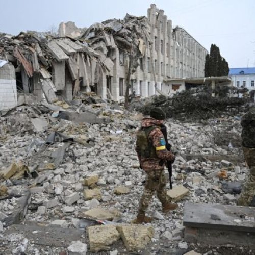 Ukrainian service members walk near a school building destroyed by shelling, as Russia's invasion of Ukraine continues, in Zhytomyr, Ukraine March 4, 2022. REUTERS/Viacheslav Ratynskyi
