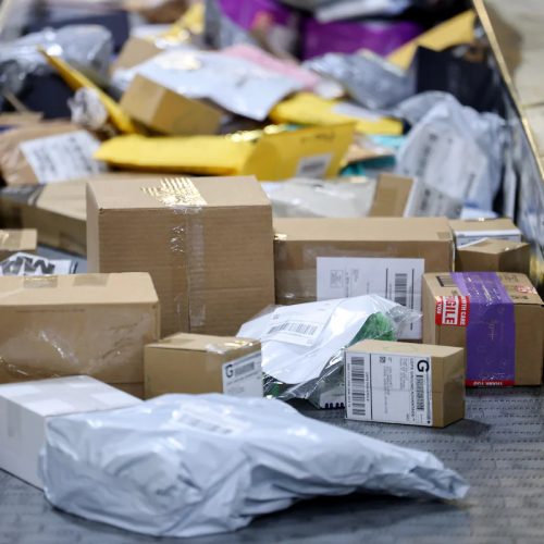 Τα φθηνά δέματα από την Κίνα δεν θα είναι πλέον αφορολόγητα