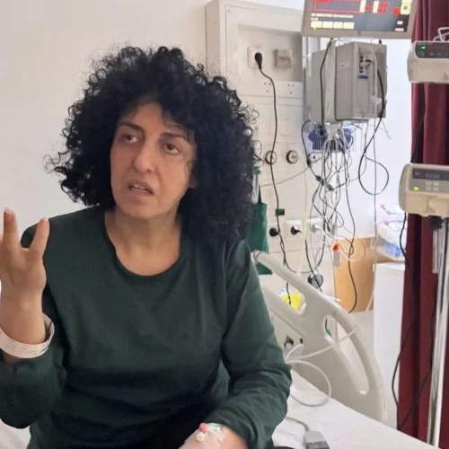Το Ιράν απελευθέρωσε προσωρινά τη Νάργκες Μοχαμαντί λόγω σοβαρής επιδείνωσης της υγείας της