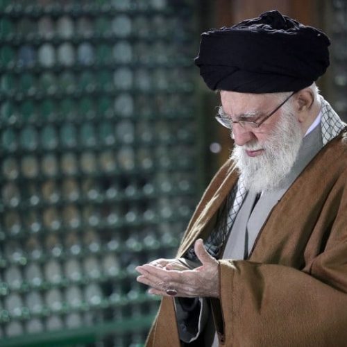 Το Ιράν θα παραμείνει σταθερό σε «επιβαλλόμενο πόλεμο και ειρήνη, δεν θα παραδοθεί»