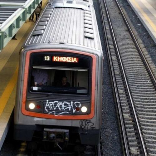 Συνελήφθη 15χρονος που μαζί με άλλους ανήλικους πέταξαν πέτρες σε τρένο του ΗΣΑΠ από πεζογέφυρα – Τραυματίστηκε ο οδηγός