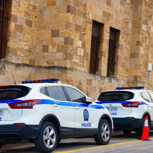 Ηράκλειο: Ημίγυμνος αλλοδαπός έσπασε τζαμαρίες σε σούπερ μάρκετ! (ΕΙΚΟΝΕΣ)