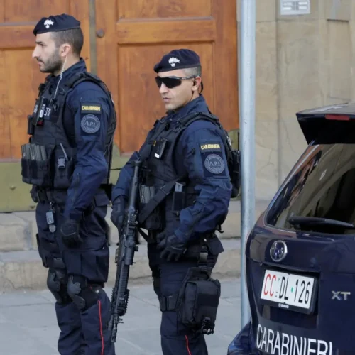 Ιταλία: Πυροβολισμοί σε πάρκινγκ εμπορικού κέντρου – Τρεις τραυματίες