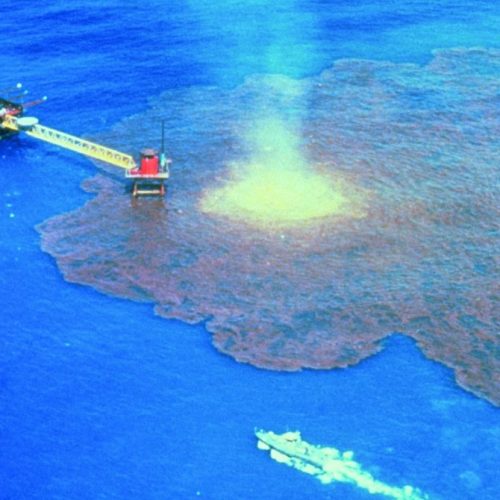 Εντοπίστηκε πετρελαιοκηλίδα μετά από έκρηξη σε δεξαμενόπλοιο στα ανοιχτά του Κουβέιτ