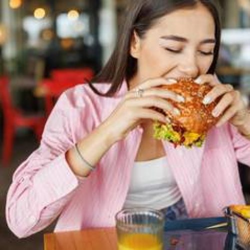 «Υπερ-επεξεργασμένα» τρόφιμα – Με ποια πάθηση «συνδέονται» για τις νέες γυναίκες