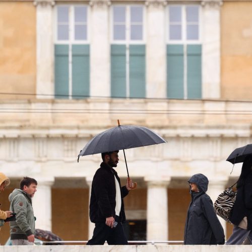 Πρωτομαγιά με μπουφάν και ομπρέλες: Το σκηνικό του καιρού για τις επόμενες ημέρες
