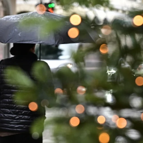Βροχερά Χριστούγεννα με πτώση θερμοκρασίας — Πώς θα εξελιχθεί ο καιρός μέχρι την Πρωτοχρονιά