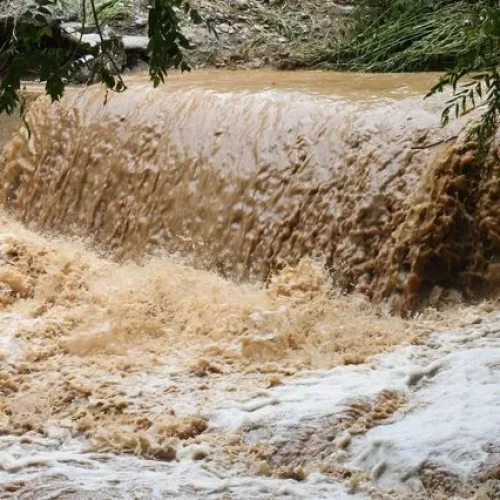 Στο έλεος της κακοκαιρίας τα νησιά: 112 σε Χίο, Σάμο, Ικαρία – Εικόνες αποκάλυψης σε Πάρο και Μύκονο