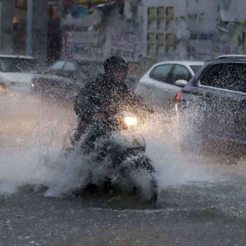 Σοβαρά προβλήματα από την κακοκαιρία σε Αττική και Δυτική Ελλάδα – Διακοπές ρεύματος – «Προβλήματα» και σε Μέσα Μαζικής Μεταφοράς