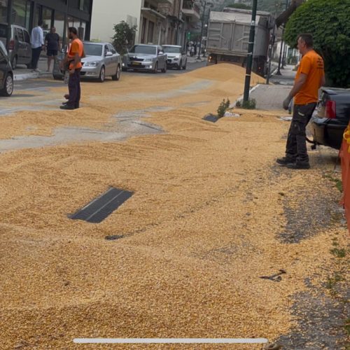 Φορτηγό «έλουσε» με καλαμπόκι την άσφαλτο – Μπλόκαρε ένα Κέντρο Υγείας (Βίντεο)