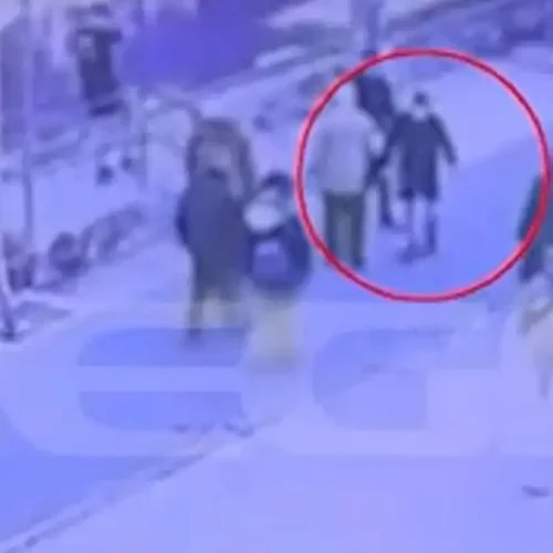 Καλλιθέα: Σοκαριστικό Βίντεο – Συμμορία Ανηλίκων Επιτίθεται Άγρια σε Νεαρό