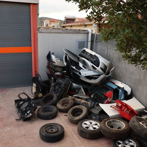 Καλάσνικοφ και όπλα εντοπίστηκαν σε κλεμμένο όχημα στα Καλύβια