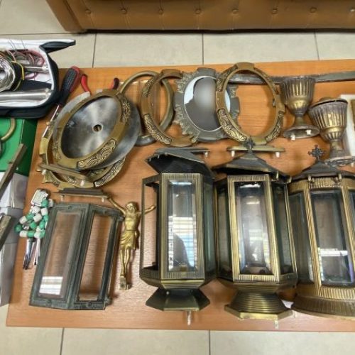 Σύλληψη 40χρονου που έκλεβε καντήλια, θυμιατά και κορνίζες από Κοιμητήρια