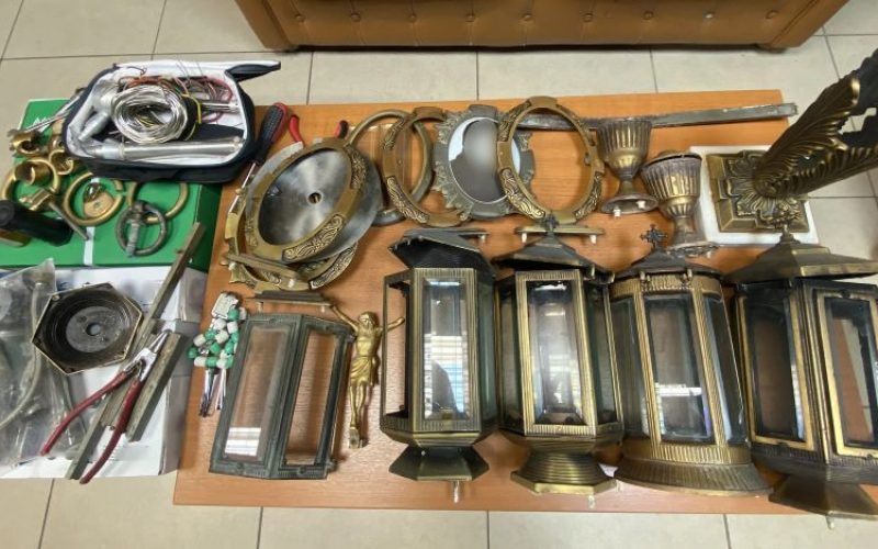 Σύλληψη 40χρονου που έκλεβε καντήλια, θυμιατά και κορνίζες από Κοιμητήρια