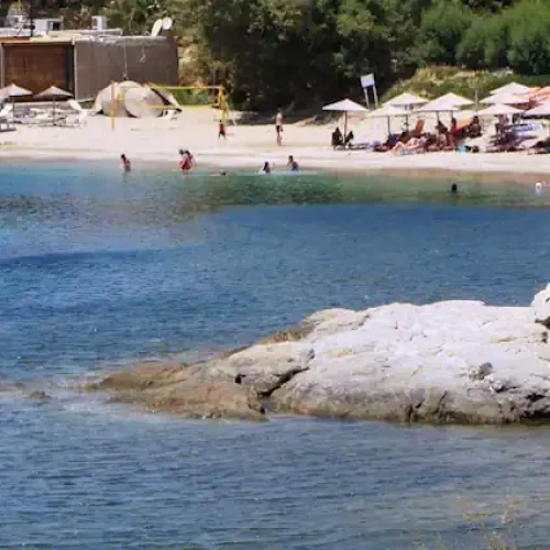 Κάρυστος: Περιπέτεια για πέντε επιβάτες μετά από προσάραξη αλιευτικού