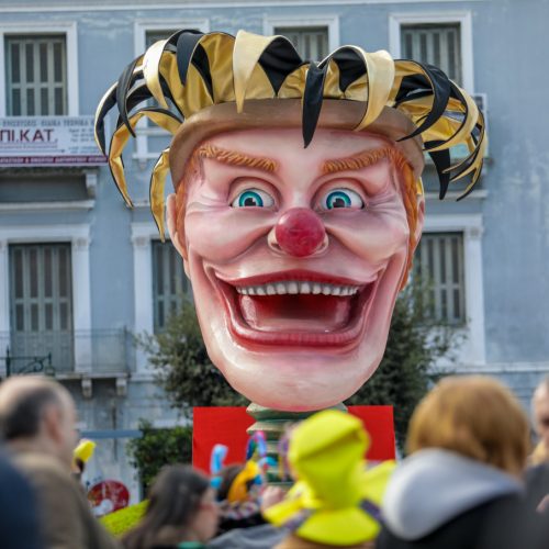 Κορύφωση καρναβαλιού Πάτρας: Παρελάσεις, σοκολατοπόλεμος και αστείρευτο κέφι
