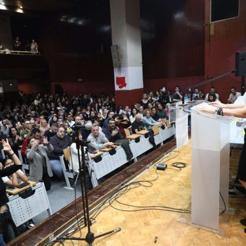 Εκδήλωση για τα Τέμπη στο Πάντειο: Θερμή υποδοχή και καταχειροκροτήματα για τη Μαρία Καρυστιανού