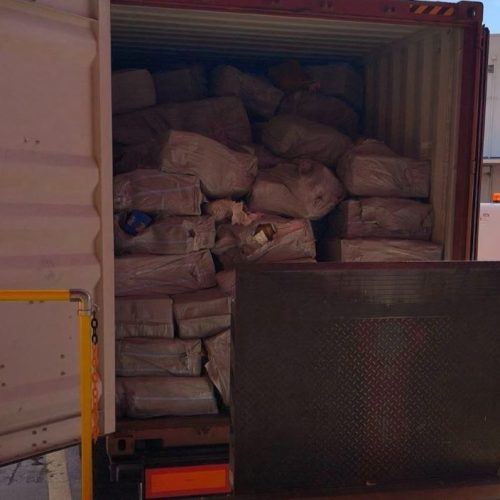 Εντοπίστηκαν 10,5 εκατ. λαθραία τσιγάρα κρυμμένα σε φορτίο με μονωτικά υλικά στο λιμάνι του Πειραιά