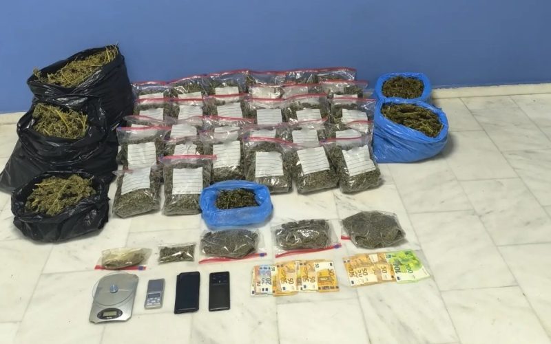 Ημαθία: Εκρυβαν σε αγρόκτημα πάνω από 14 κιλά κάνναβης – Δύο συλλήψεις για διακίνηση και κατοχή ναρκωτικών ουσιών